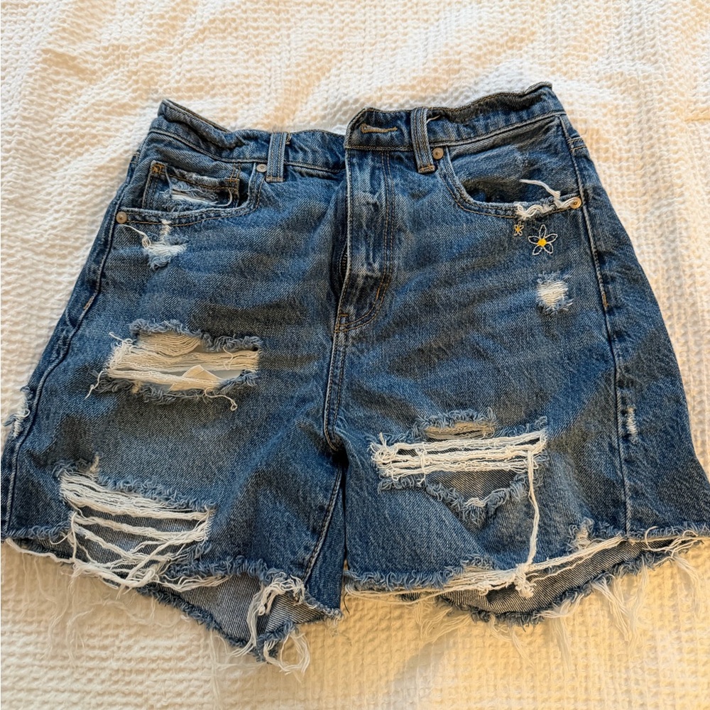 Jean shorts with flower stitching